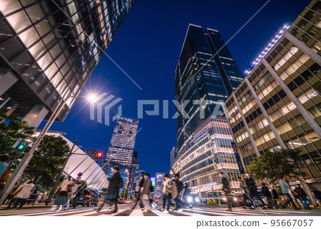 日本東京都市風景東京中城八重洲東京站前“誕生”=10月26日 95667057