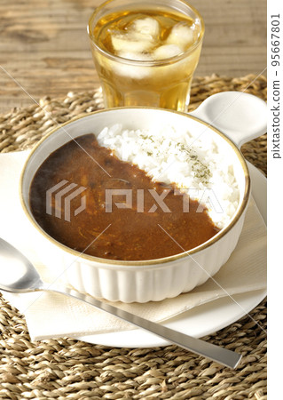 耐熱盤上的熱奶酪咖哩飯和茶 耐熱盤上的熱奶酪咖哩飯和茶 95667801