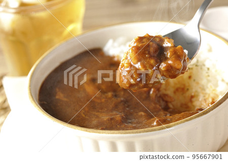 耐熱盤上的熱奶酪咖哩飯和茶 95667901