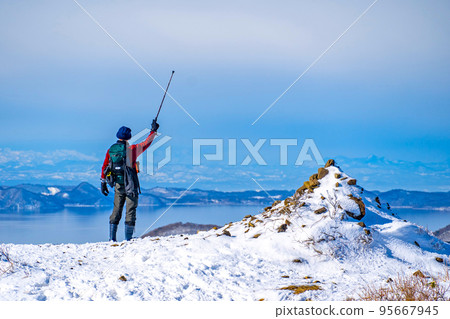 一名中年男性登山者在 Nukatari 山頂（郡山市） 95667945