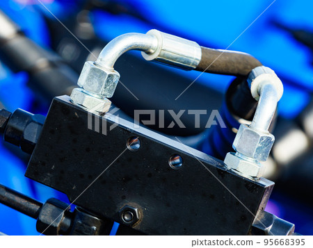 Pipe system of hydraulic valves in agricultural machinery 95668395