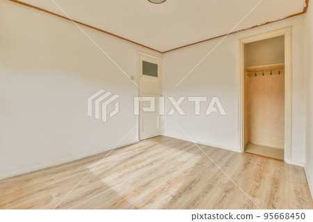 A cozy and spacious empty room in a luxury house A cozy and spacious empty room in a luxury house 95668450