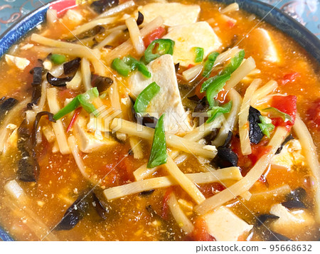 Chinese Sichuan cuisine, hot and sour soup (suratang) 95668632