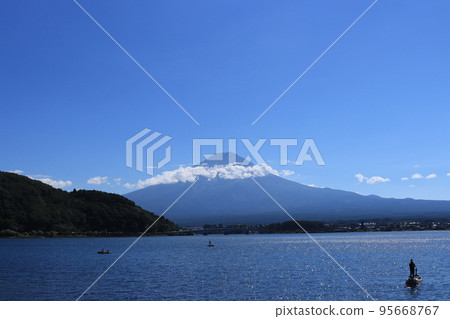 Mount Fuji, Japan's famous tourist attraction Mount Fuji, Japan's famous tourist attraction 95668767