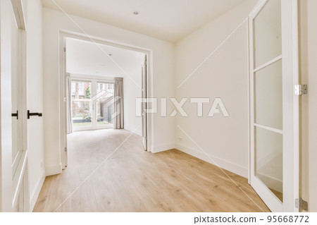 A cozy and spacious empty room in a luxury house A cozy and spacious empty room in a luxury house 95668772