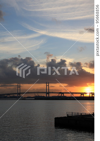 港口、橋樑和日出的風景 95668856