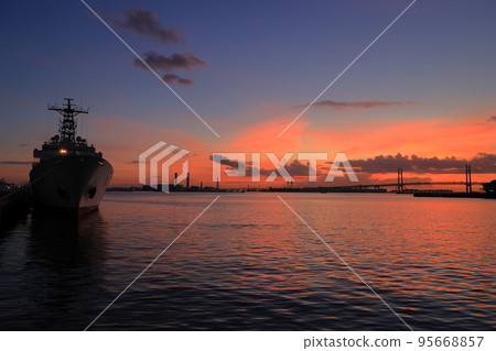 Scenery of the ship, the port, the bridge and the sunrise 95668857