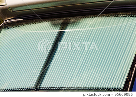Motorhome with thermal screen blind 95669096