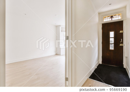 A cozy and spacious empty room in a luxury house A cozy and spacious empty room in a luxury house 95669190