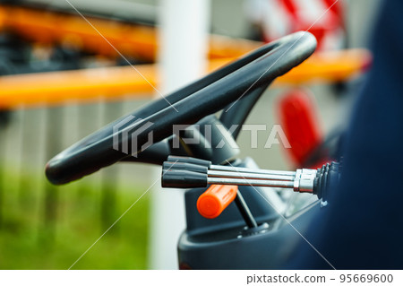 Steering wheel in industrial machine vehicle 95669600