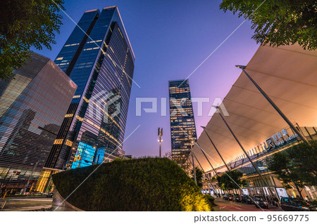 日本東京都市風景 東京中城八重洲“誕生”在東京站前。畫面右側的東京站=10月26日 95669775