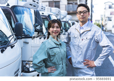 卡車司機的男人和女人 95669891