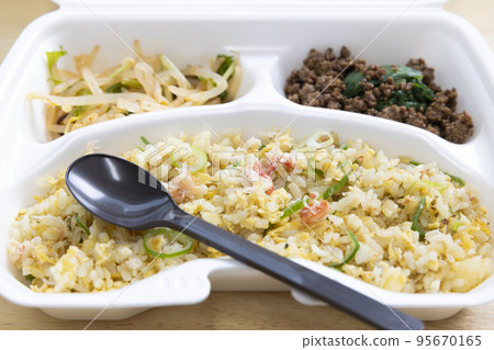 美味的螃蟹炒飯便當 美味的螃蟹炒飯便當 95670165