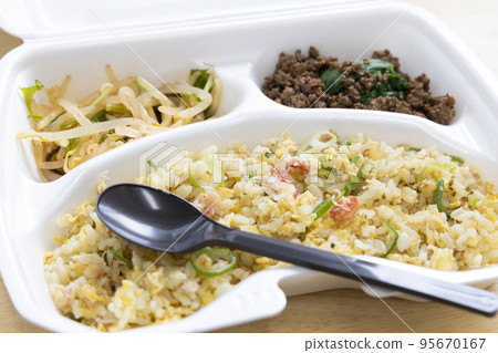 美味的螃蟹炒飯便當 美味的螃蟹炒飯便當 95670167