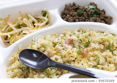 美味的螃蟹炒飯便當 美味的螃蟹炒飯便當 95670169
