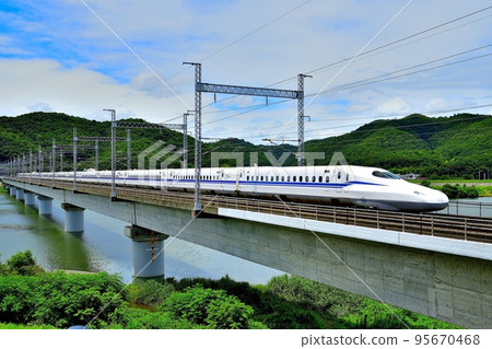 新幹線穿過吉井川大橋 (1) 95670468