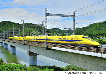 Shinkansen Doctor Yellow going through the Yoshii River Bridge 95670469