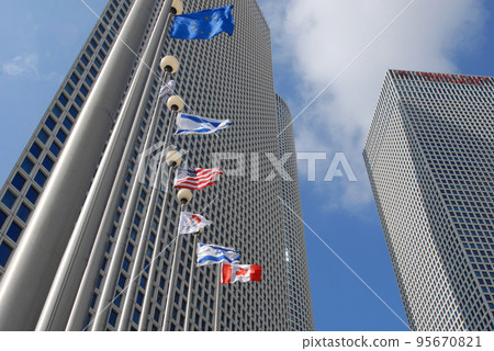 特拉維夫大廈和旗子 95670821