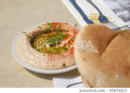 鷹嘴豆泥和皮塔餅 95670823