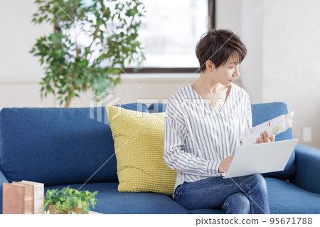 在家裡經營個人電腦的女性 在家裡經營個人電腦的女性 95671788