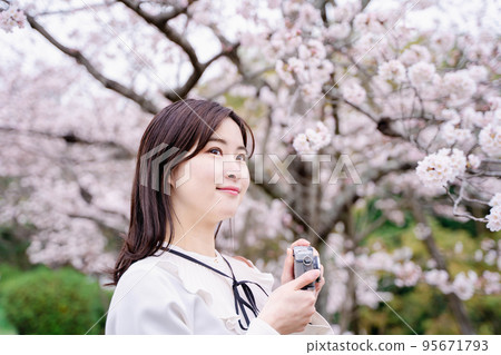 櫻花和一個年輕女子 櫻花和一個年輕女子 95671793