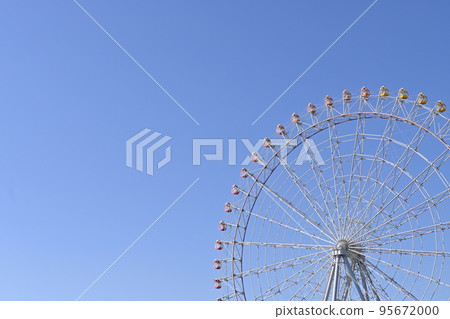 摩天輪和晴朗的天空 95672000