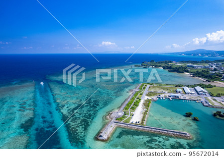 [Okinawa Aerial photography] Shoot the blue reef and Maeda fishing port from the sky with a drone ⑥ 95672014