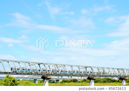 [Atsugi City] Train crossing a big bridge 95672613