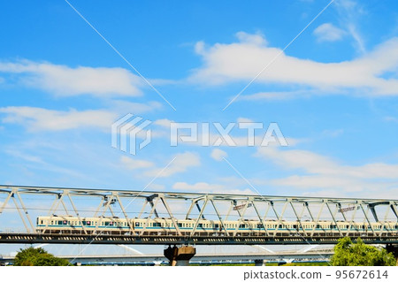 [Atsugi City] Train crossing a big bridge 95672614