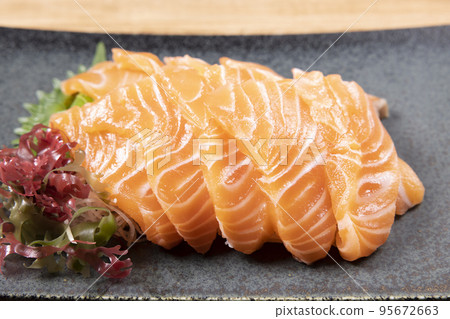 美味的挪威三文魚生魚片 95672663