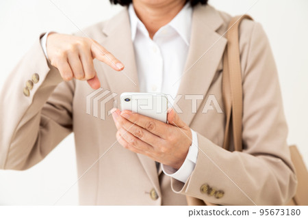 指向智能手機的中間女性女商人 95673180