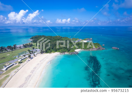 [Okinawa Aerial photography / Superb view] Take a picture of the blue sea of Okuma Beach, Hentona Beach, Momobara Beach from the sky with a drone ③ 95673215
