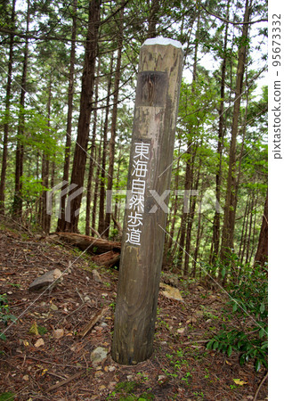 The Tokai Nature Trail stands near the tomb of Prince Kaisei, the founder of Katsuo-ji Temple in Settsu Province. 95673332