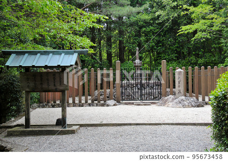 Tomb of Prince Kaisei, founder of Katsuo-ji Temple in Settsu Province Tomb of Prince Kaisei, founder of Katsuo-ji Temple in Settsu Province 95673458