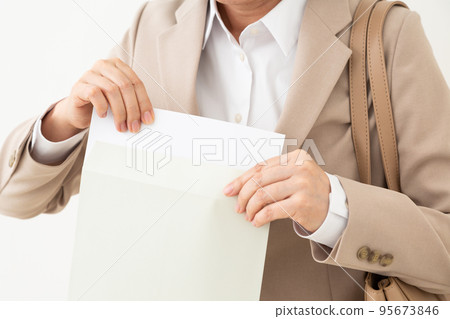 拿著有文件的信封的中間女性女實業家 95673846