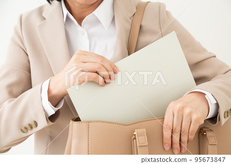 中間女商人拿出一個裝有文件的信封 中間女商人拿出一個裝有文件的信封 95673847