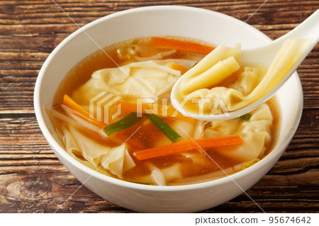 won-ton soup  95674642