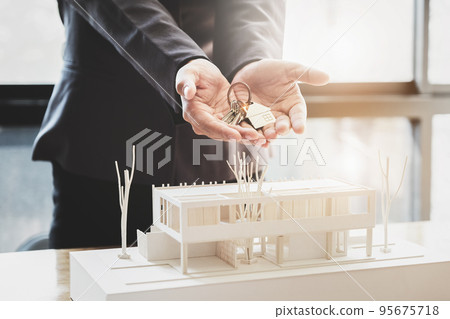 Real estate agents agree to buy a home and give keys to clients at their agency's offices. Concept agreement Real estate agents agree to buy a home and give keys to clients at their agency's offices. Concept agreement 95675718