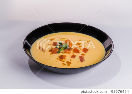 Salmon creame soupe in bowl with spoon on wooden table 95676434