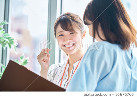 兩名女企業家在辦公室會議 95676766