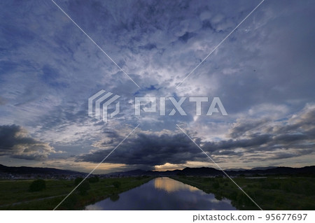 清爽的秋晨天空,各種雲彩和反射的河面,超廣角,主要是天空,221011am 清爽的秋晨天空,各種雲彩和反射的河面,超廣角,主要是天空,221011am 95677697