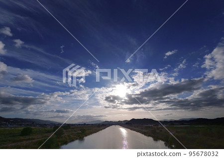 清爽的秋晨天空,各種雲彩和反射的河面,超廣角,主要是天空,221011am 清爽的秋晨天空,各種雲彩和反射的河面,超廣角,主要是天空,221011am 95678032
