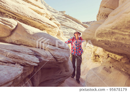 Slot canyon 95678179