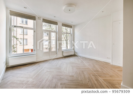 Plastic window and radiator on white wall in empty light room at home 95679309