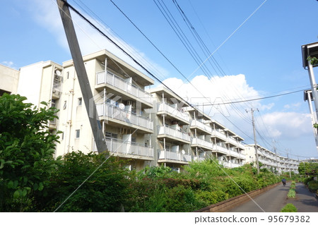 Toei Sengawa Apartment in Chofu, Tokyo (Midorigaoka Housing Complex) 95679382