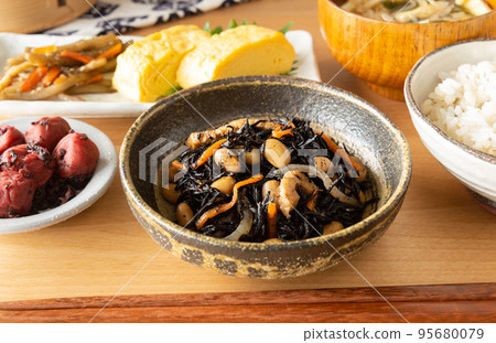 煮熟的羊栖菜在桌上日本小菜 煮熟的羊栖菜在桌上日本小菜 95680079