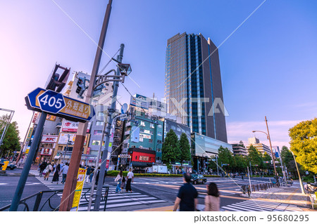 日本 10 月的東京城市景觀。俯瞰四谷站前的外通街和科摩四谷 95680295