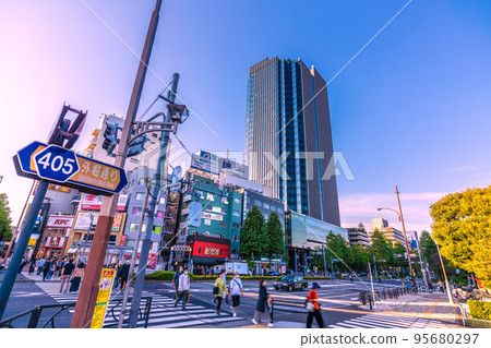 日本 10 月的東京城市景觀。俯瞰四谷站前的外通街和科摩四谷 95680297