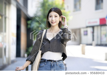 Woman in her 30s, outdoor portrait Woman in her 30s, outdoor portrait 95680410