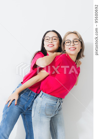Twins in pink t-shirts 95680692